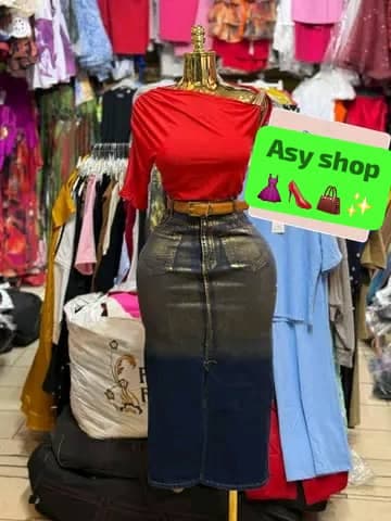 Ensemble Top Asymétrique Rouge et Jupe Denim Dégradée Dorée - Boutique